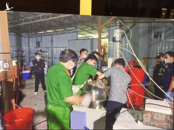 Người Trung Quốc dùng 20 tấn máy móc... chế ma túy ở VN - ảnh 2