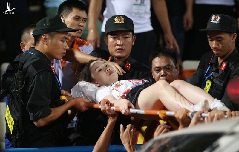Khán giả nữ phải nhập viện cấp cứu trong tình trạng thương nặng ở chân sau khi bị pháo sáng bay trúng trên sân Hàng Đẫy. 