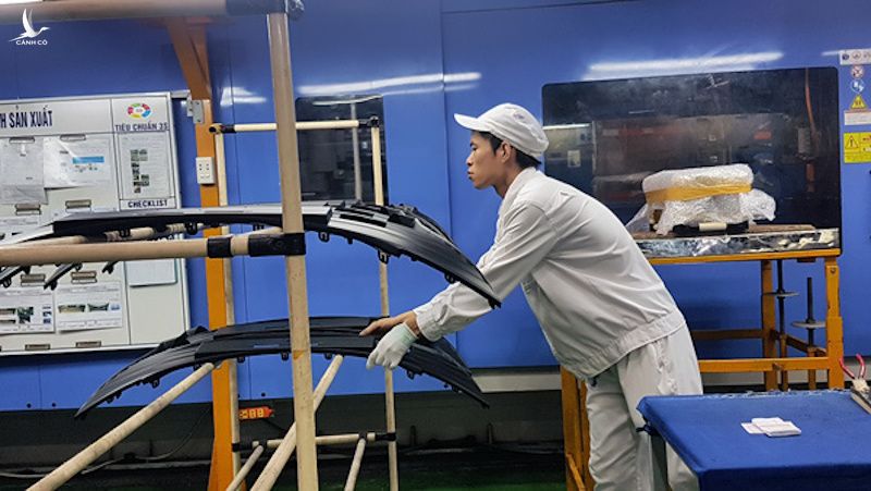 Tấm ca lăng nhựa được sản xuất tại công ty CP Nhựa Hà Nội (Tập đoàn An Phát Holdings) cung cấp cho hãng xe Toyota Việt Nam (ảnh: Phạm Huyền) 