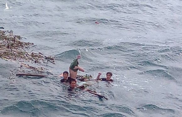 4 ngư dân tại thời điểm được phát hiện /// Ảnh: Thanh Lộc