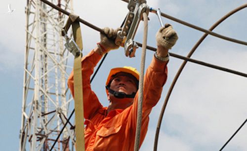 Công nhân Điện lực Hà Nội sửa chữa trên đường dây. Ảnh: EVN