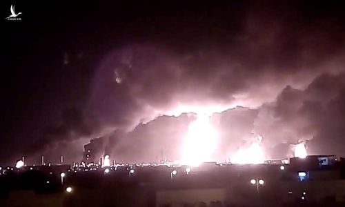 Nhà máy ở Buqayq bị tấn công bằng máy bay không người lái ngày 14/9. Ảnh: Reuters.