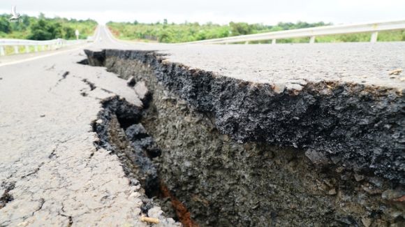 Tuyến đường trăm tỉ vừa hoàn thành đã nứt toác, lãnh đạo đơn vị thầu: Chúng tôi thi công đảm bảo chất lượng - Ảnh 2. Tuyến đường trăm tỉ vừa hoàn thành đã nứt toác, lãnh đạo đơn vị thầu: Chúng tôi thi công đảm bảo chất lượng - Ảnh 2.