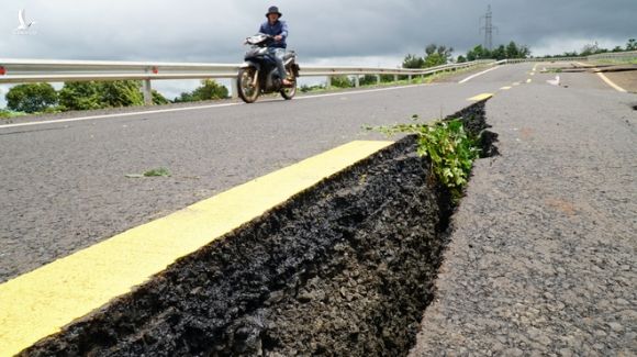 Tuyến đường trăm tỉ vừa hoàn thành đã nứt toác, lãnh đạo đơn vị thầu: Chúng tôi thi công đảm bảo chất lượng - Ảnh 1. Tuyến đường trăm tỉ vừa hoàn thành đã nứt toác, lãnh đạo đơn vị thầu: Chúng tôi thi công đảm bảo chất lượng - Ảnh 1.