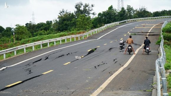 Đường trăm tỉ đồng vừa hoàn thành đã nứt toác chằng chịt hàng trăm mét - Ảnh 7. Đường trăm tỉ đồng vừa hoàn thành đã nứt toác chằng chịt hàng trăm mét - Ảnh 7.