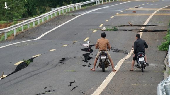 Đường 250 tỉ mới xong đã nứt toác: Thi công bảo đảm chất lượng(?!) - Ảnh 2.