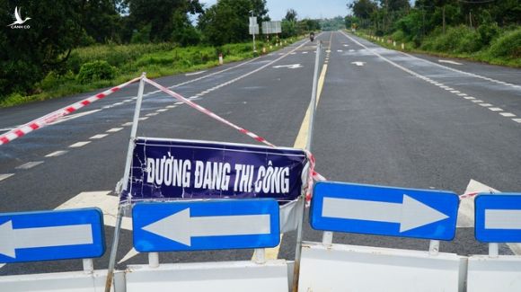 Tuyến đường trăm tỉ vừa hoàn thành đã nứt toác, lãnh đạo đơn vị thầu: Chúng tôi thi công đảm bảo chất lượng - Ảnh 4. Tuyến đường trăm tỉ vừa hoàn thành đã nứt toác, lãnh đạo đơn vị thầu: Chúng tôi thi công đảm bảo chất lượng - Ảnh 4.