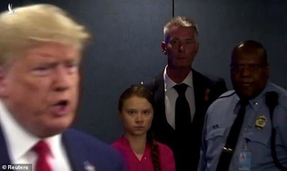 Khoảnh khắc Greta Thunberg nhìn thấy ông Trump bước vào phòng họp - Ảnh: REUTERS 
