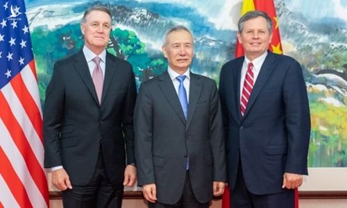 Phó thủ tướng Trung Quốc Lưu Hạc (giữa), thượng nghị sĩ David Perdue (trái) và Steve Daines tại Bắc Kinh ngày 3/9. Ảnh: Xinhua.