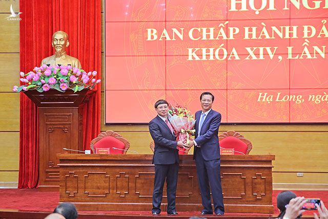 Ông Nguyễn Xuân Ký (bên trái), người trúng cử chức danh Bí thư Tỉnh ủy Quảng Ninh. Ảnh: Hùng Sơn.