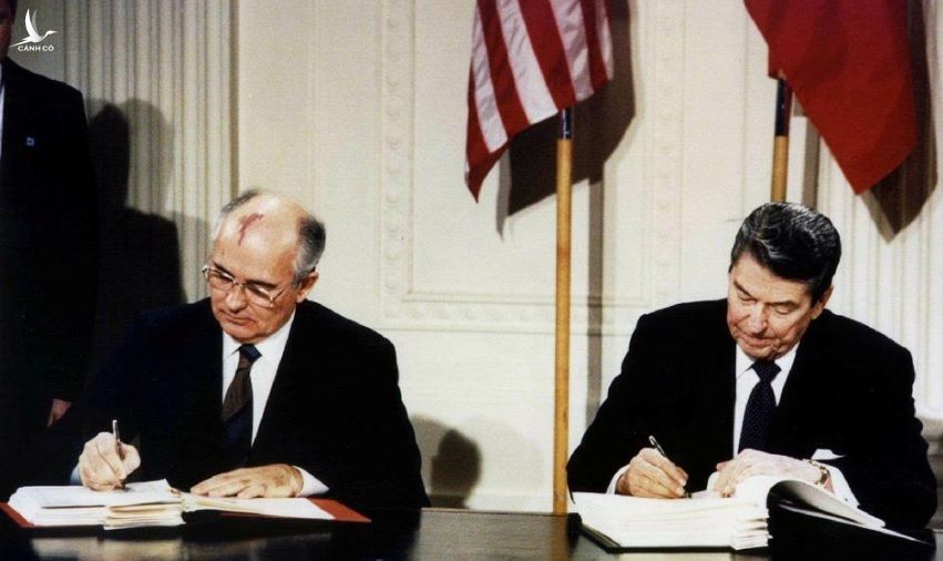 Tổng thống Hoa Kỳ Ronald Reagan (phải) và Tổng thống Liên Xô Mikhail Gorbachev ký hiệp ước Lực lượng hạt nhân tầm trung (INF) trong Nhà Trắng ngày 8 tháng 12 năm 1987. (Ảnh: Reuters) 