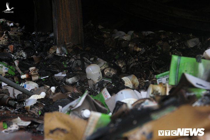 Hơn 4.000.000 sản phẩm bóng đèn chứa thủy ngân độc hại của Công ty Rạng Đông bị lửa thiêu rụi, phát tán khí độc ra môi trường. 