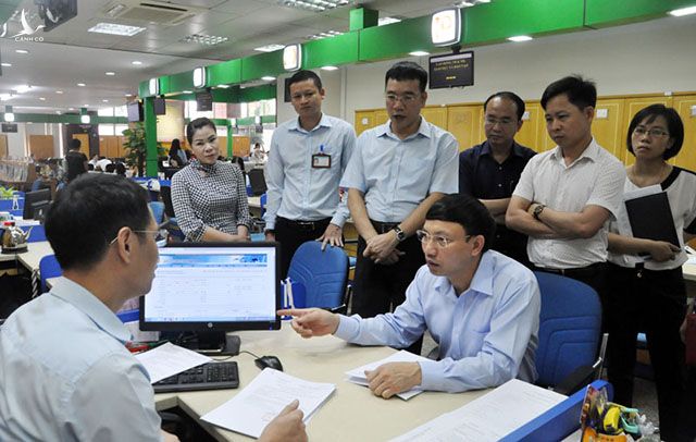 Ông Nguyễn Xuân Ký kiểm tra hoạt động tại Trung tâm Hành chính công tỉnh Quảng Ninh.