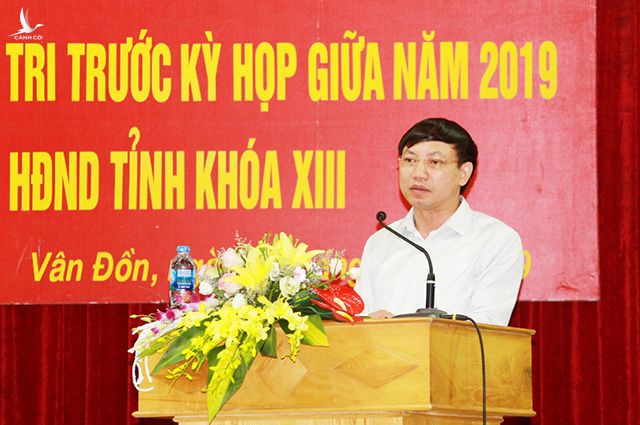 Ông Nguyễn Xuân Ký trong một buổi tiếp xúc cử tri tại huyện Vân Đồn.