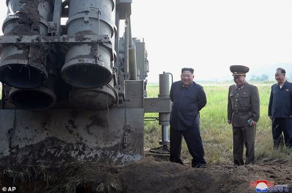 Hình ảnh ông Kim Jong Un bên vũ khí siêu khủng