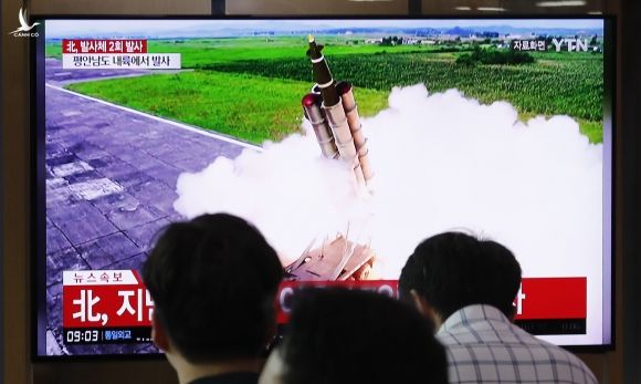 Người dân Hàn Quốc theo dõi vụ phóng của Triều Tiên qua truyền hình