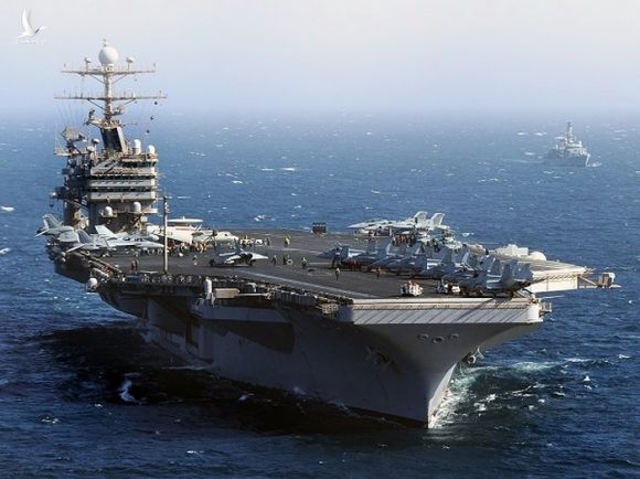 USS Abraham Lincoln có thể di chuyển với tốc độ tối đa 56 km/h, cùng trang bị vũ khí là 3 bệ phóng Mk 29 Sea Sparrow và 4 hệ thống Phalanx CIWS Mk 15.