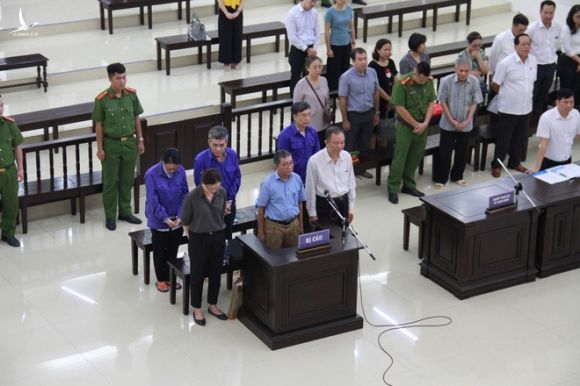 Xử vụ thất thoát nghìn tỷ tại Bảo hiểm xã hội Việt Nam: Cựu Thứ trưởng Lê Bạch Hồng ngồi nghe cáo trạng - Ảnh 2.
