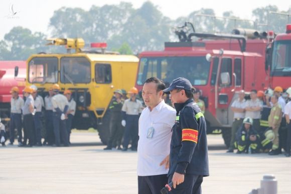 Cận cảnh tình huống máy bay hạ cánh khẩn cấp xuống Nội Bài khi gặp sự cố - Ảnh 6.
