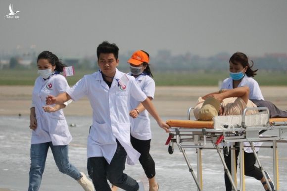 Cận cảnh tình huống máy bay hạ cánh khẩn cấp xuống Nội Bài khi gặp sự cố - Ảnh 17.