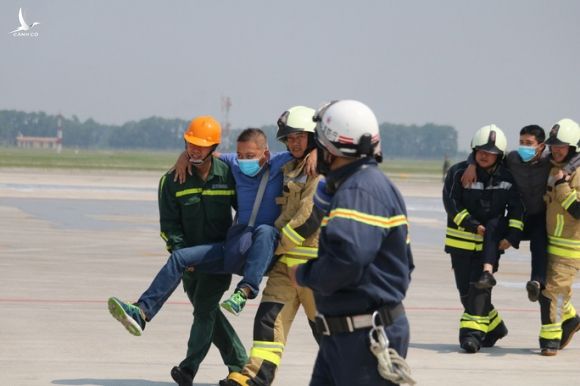 Cận cảnh tình huống máy bay hạ cánh khẩn cấp xuống Nội Bài khi gặp sự cố - Ảnh 14.