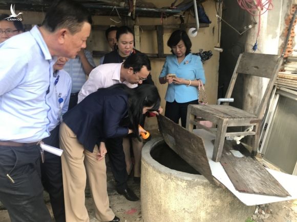 Bộ trưởng Nguyễn Thị Kim Tiến đến nhà dân hướng dẫn cách phòng tránh sốt xuất huyết - Ảnh 3.