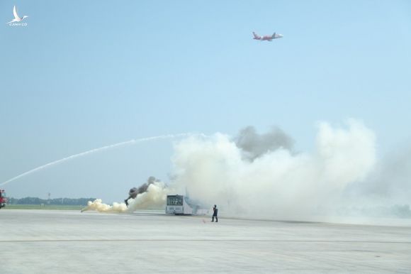 Cận cảnh tình huống máy bay hạ cánh khẩn cấp xuống Nội Bài khi gặp sự cố - Ảnh 8.