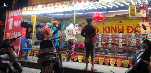 Chiêu trò bán bánh trung thu 'đại hạ giá' ở Sài Gòn - ảnh 6
