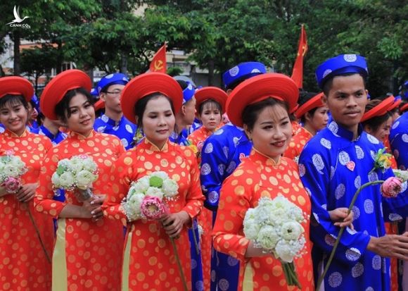 200 cô dâu chú rể tươi vui hạnh phúc trong đám cưới tập thể ngày Quốc khánh - ảnh 2