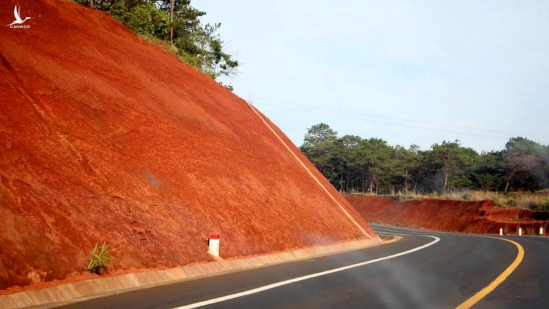 Nếu như trước đây vào mùa mưa xe cộ thường ngập trong bùn đất thì giờ đây người dân có thể "vít ga" đến 80km/h. Để thuận lợi cho tài xế, nhiều sườn đồi đã được bạt đi cho khúc cua đỡ gắt, dốc.