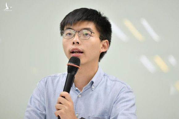 Joshua Wong duoc tha, dang tren duong sang Duc hinh anh 1