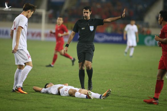 Trọng tài Saoud Al-Athbah điều khiển trận VN - Indonesia ở vòng loại U23 châu Á 2020 - Ảnh: N.K. 