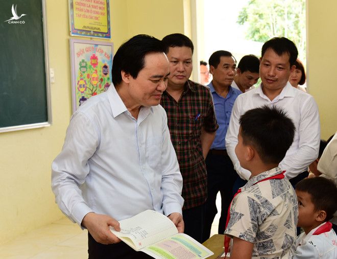 Ông Phùng Xuân Nhạ trò chuyện với học sinh Trường tiểu học Sơn Hà, H.Quan Sơn, Thanh Hóa 