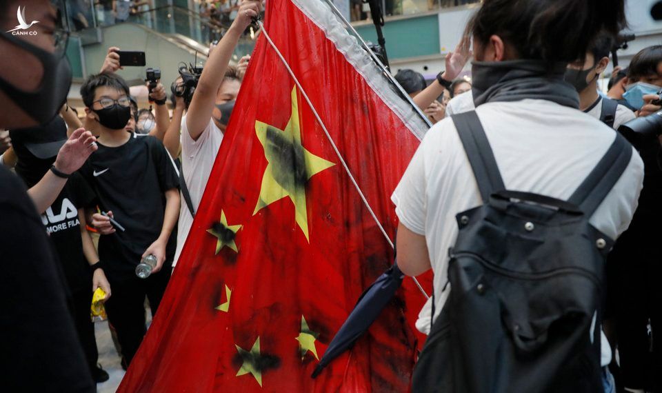 Người biểu tình, bôi đen, phá hoại cờ Trung Quốc