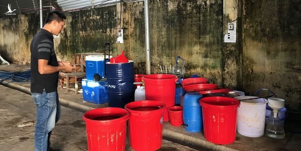 Các thùng đựng hóa chất tại xưởng sản xuất ma túy của người Trung Quốc - Ảnh: TRUNG TÂN 