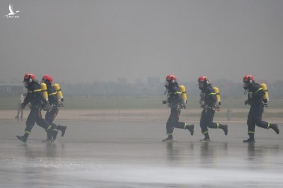 Cận cảnh tình huống máy bay hạ cánh khẩn cấp xuống Nội Bài khi gặp sự cố - Ảnh 13.