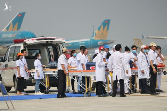Cận cảnh tình huống máy bay hạ cánh khẩn cấp xuống Nội Bài khi gặp sự cố - Ảnh 7.