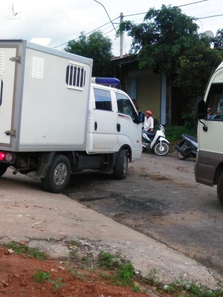 Xe của lực lượng công đột kích trụ sở Công ty TNHH Xuất nhập khẩu Đồng An Viên 