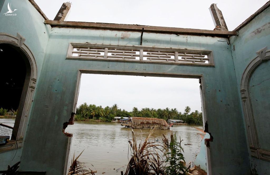 Một ngôi nhà đổ bên bờ sông Mekong ở thị trấn Mỏ Cày, tỉnh Bến Tre. Ảnh: Reuters.