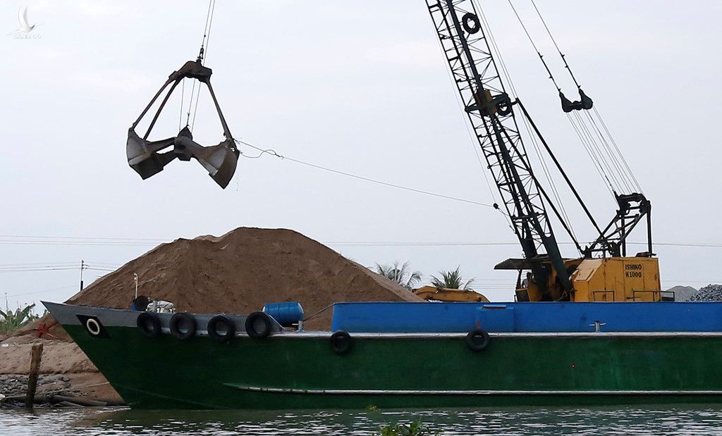 Hoạt động khai thác cát trên sông Mekong. Ảnh: Reuters. 