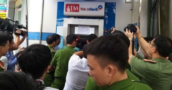 Ba người Trung Quốc bị khởi tố vì trộm mật khẩu ATM rút tiền - ảnh 3