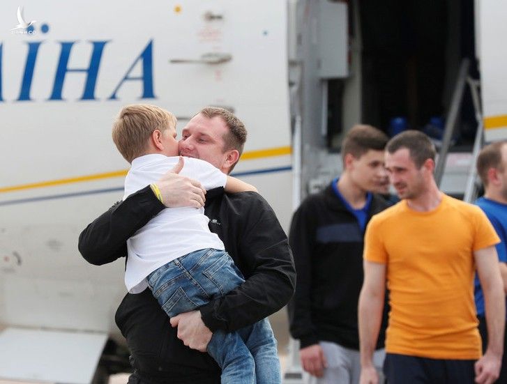 Theo RT, máy bay chính phủ chở những cựu tù nhân Nga đã hạ cánh xuống Thủ đô Matxcơva chiều 7-9. Ngay trước đó, một máy bay chở những người Ukraine được phóng thích đã hạ cánh xuống Kiev. 
