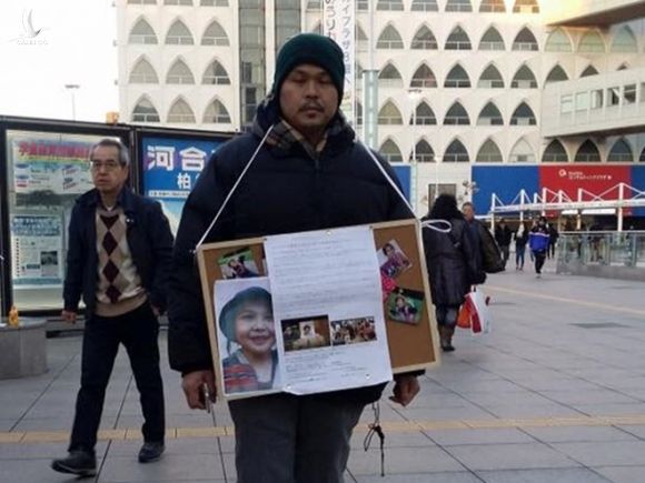 Ông Lê Anh Hào đứng tại các ga tàu điện ngầm, điểm đông người để xin chữ ký /// Gia đình cung cấp