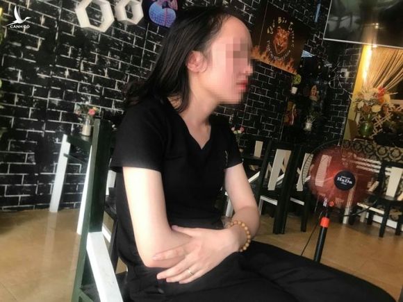 Nữ sinh T sợ hãi khi kể lại sự việc.