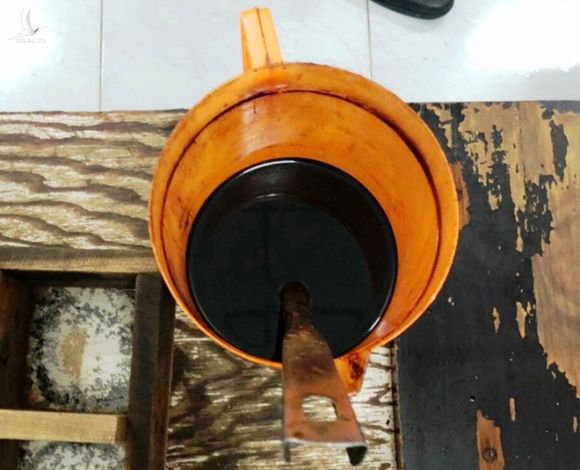 Nguyên liệu sản xuất 'nước mắm' thu giữ được ở cơ sở Phúc Khang