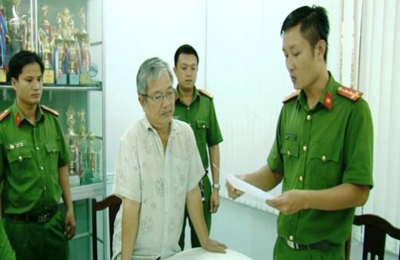 Ông Bùi Quang Ánh (giữa) bị công an khởi tố, bắt tạm giam /// Ảnh: Trọng Nguyễn
