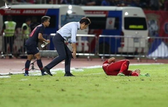 HLV Akira Nishino mất điểm khi ứng xử không đẹp ở trận gặp tuyển Việt Nam - 1