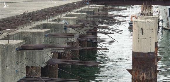 Cảng trăm tỉ Vinashin Hòn Gai nham nhở cột bê tông, thành nơi... câu cá - Ảnh 2.