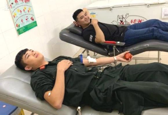 3 công an hiến nhóm máu hiếm cứu sống thanh niên bị đâm trọng thương - Ảnh 1.