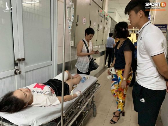 Sau fan nữ trúng pháo, một cảnh sát cơ động nhập viện vì xô xát ở khu vực khán đài CĐV Nam Định - Ảnh 3.